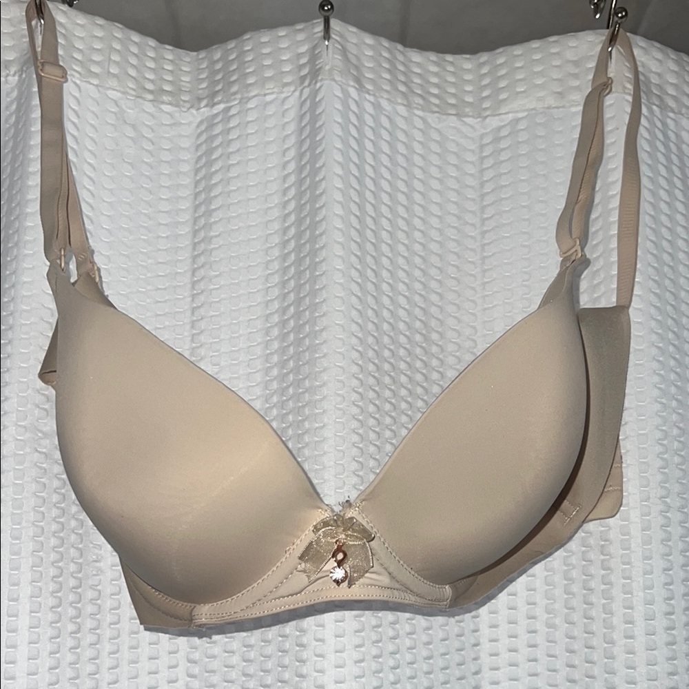 Elegant Cream t shirt Bra in excellent condition